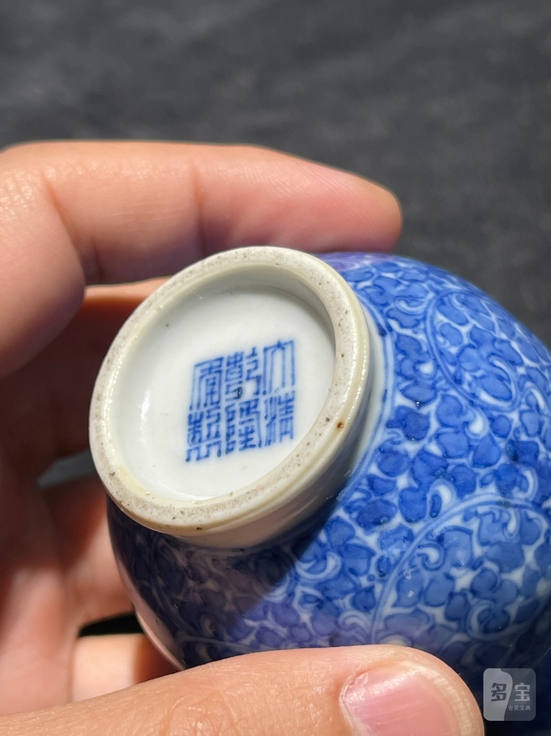 清晚期 青花花卉纹小天球瓶一对 - 图8